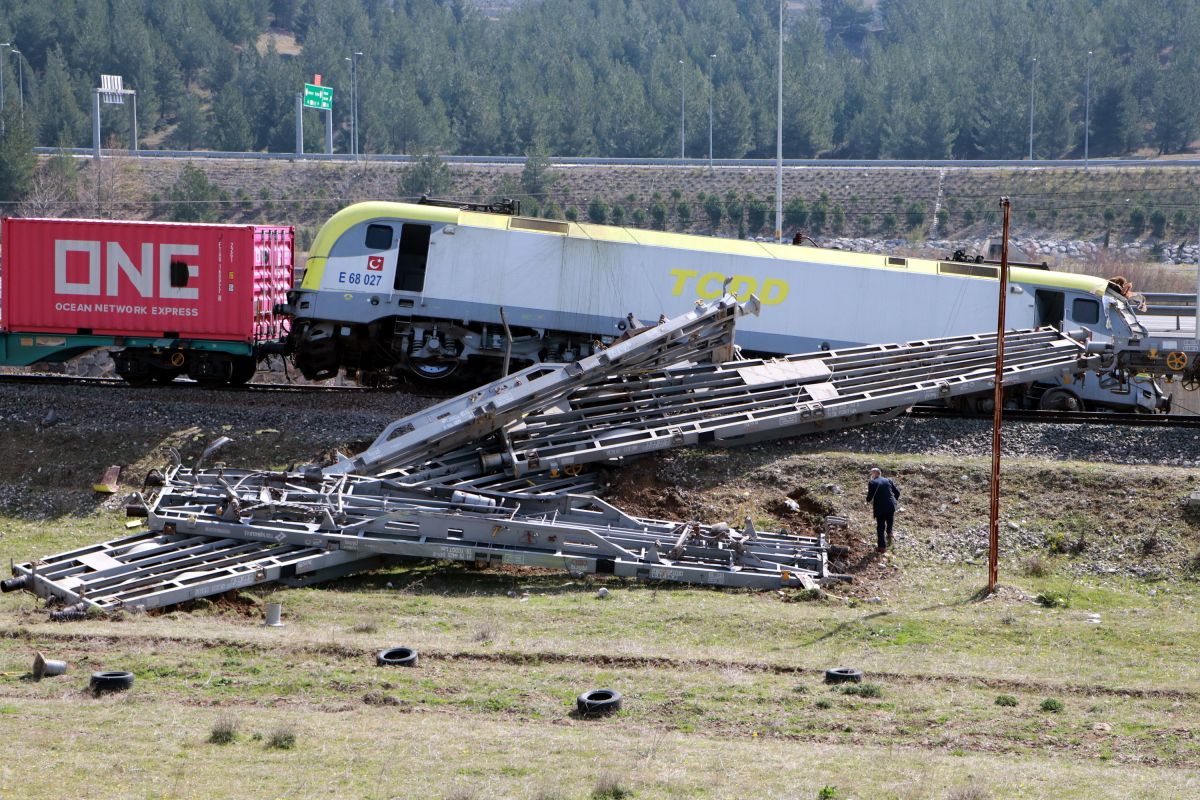 Pozantı'daki tren enkazı kaldırıldıktan sonra seferler devam etti