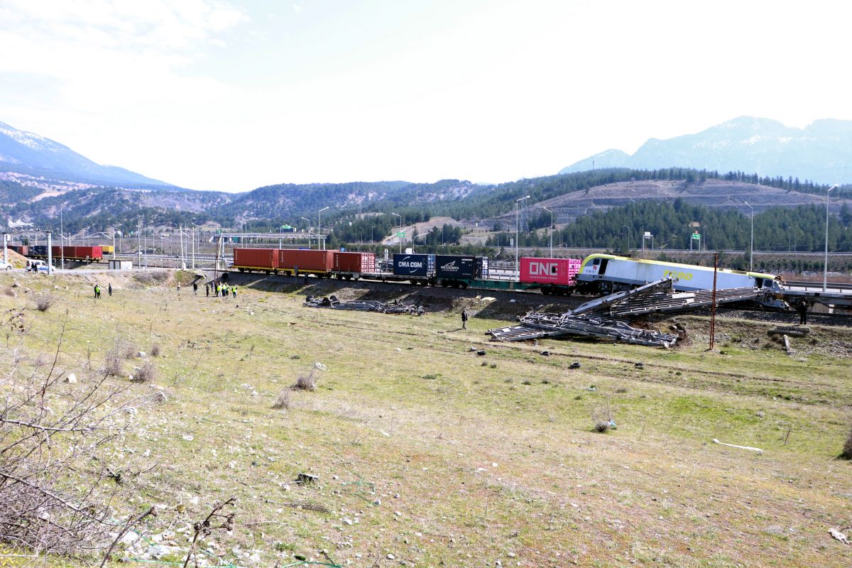 Pozantı'daki tren enkazı kaldırıldıktan sonra seferler devam etti