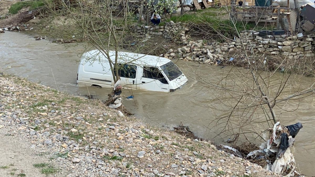 Bursa'da dereye düşen araçtan çıkarıldı