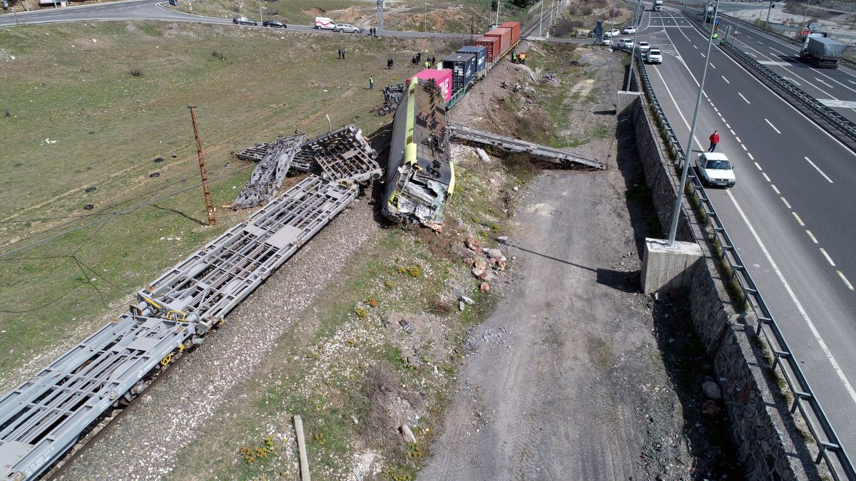 Pozantı'daki tren enkazı kaldırıldıktan sonra seferler devam etti