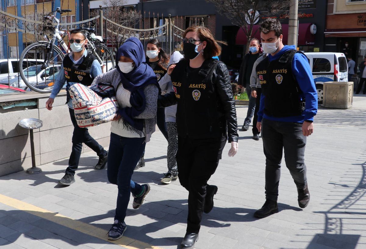 Eskişehir'deki hırsızlık şüphelisi kadınlar, çocuklarla adliyede