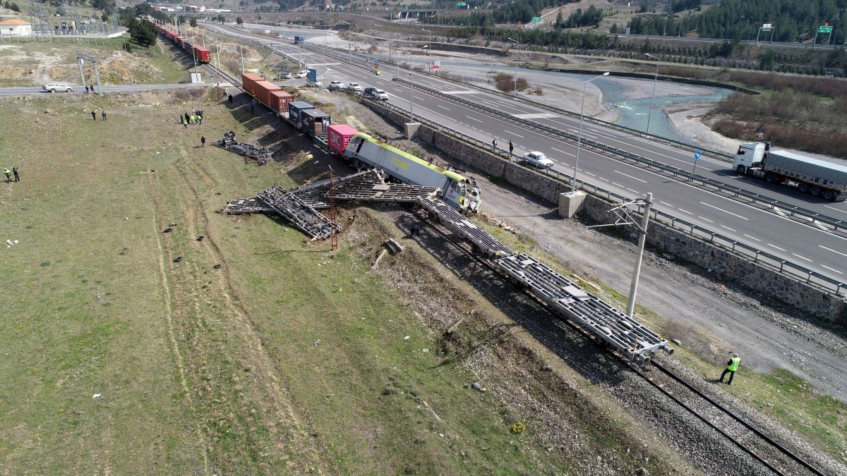 Pozantı'daki tren enkazı kaldırıldıktan sonra seferler devam etti