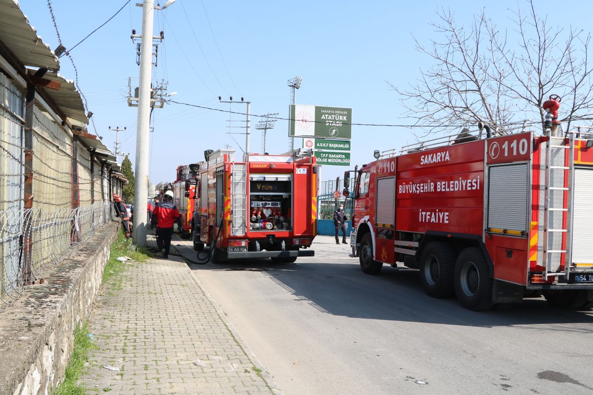 Sakarya'daki izolasyon malzemeleri deposunda yangın