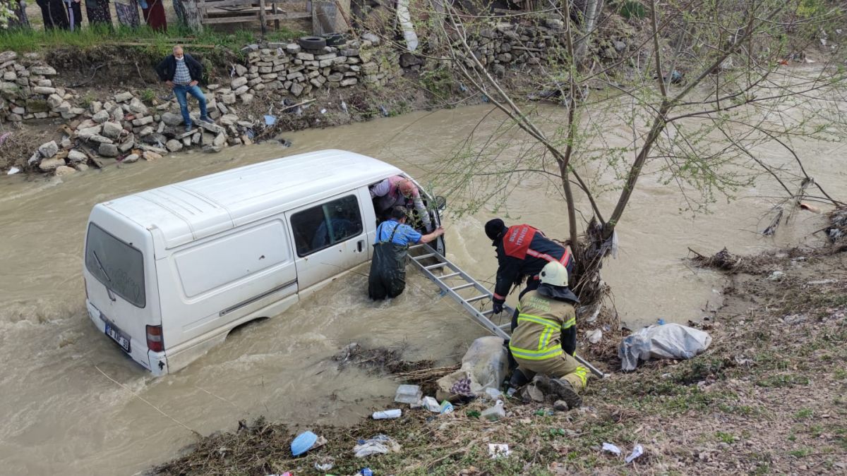 Bursa'da dereye düşen araçtan çıkarıldı