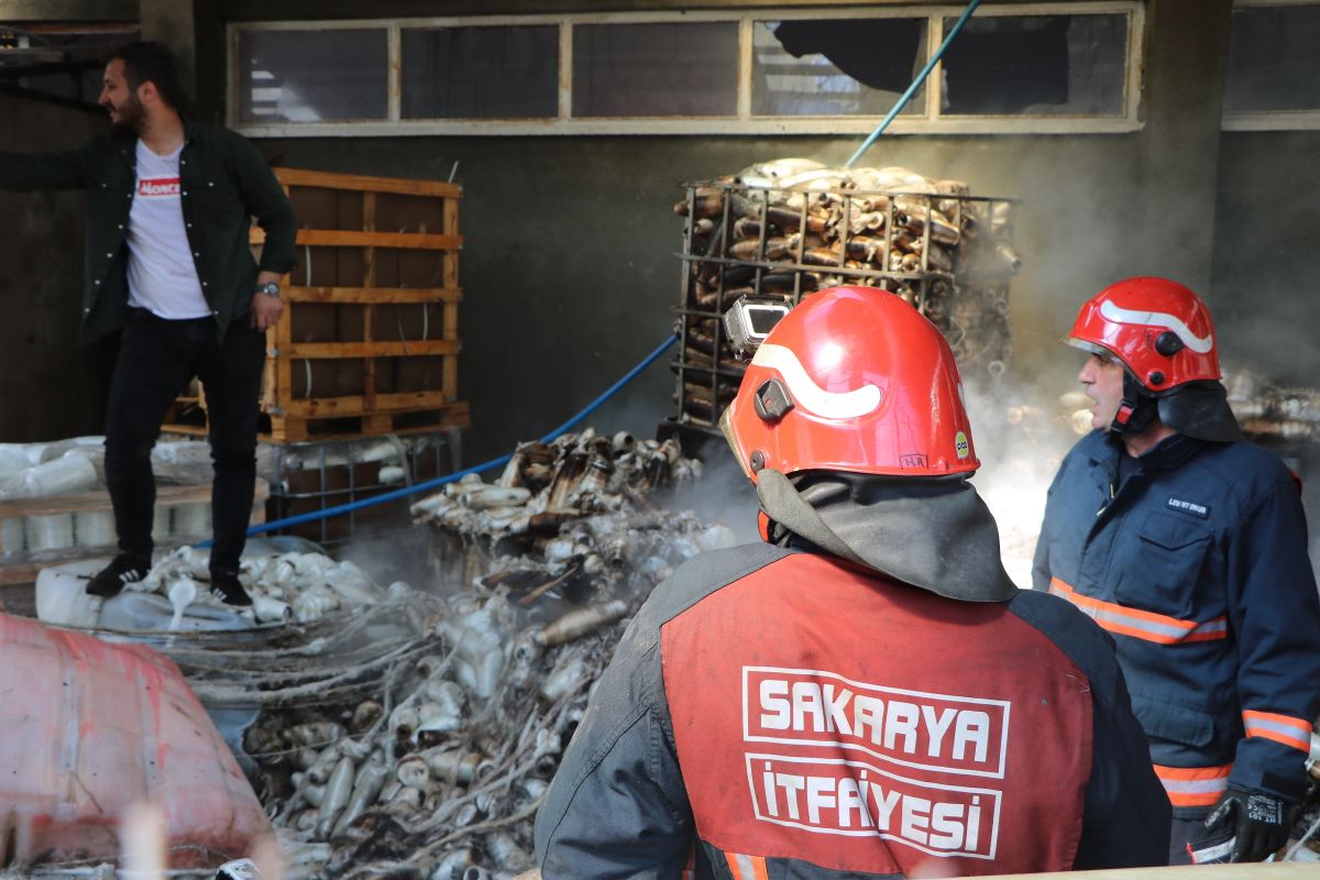 Sakarya'daki izolasyon malzemeleri deposunda yangın