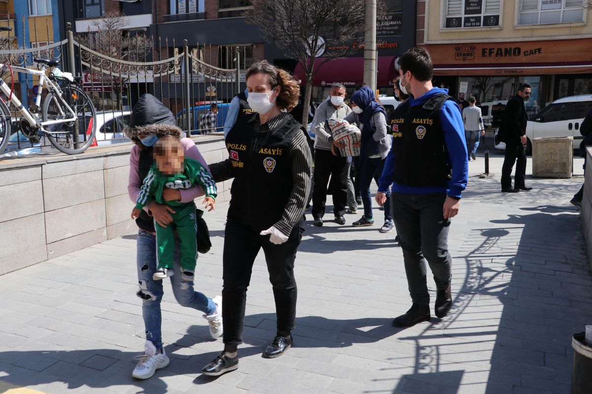 Eskişehir'deki hırsızlık şüphelisi kadınlar, çocuklarla adliyede