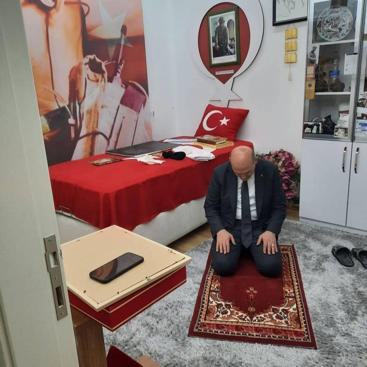 Süleyman Soylu şehidin seccadesinde namaz kıldı #2