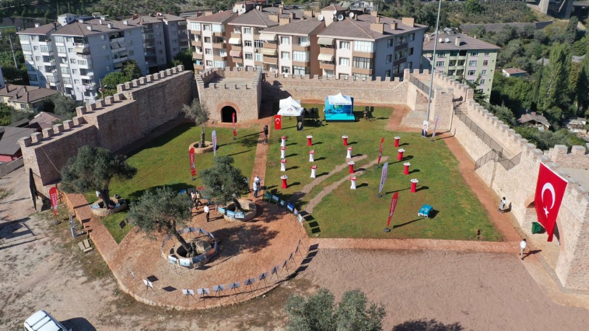 Kocaeli'deki Hereke Kalesi'nde alkol alıp, tarihi sütunu masa yaptılar