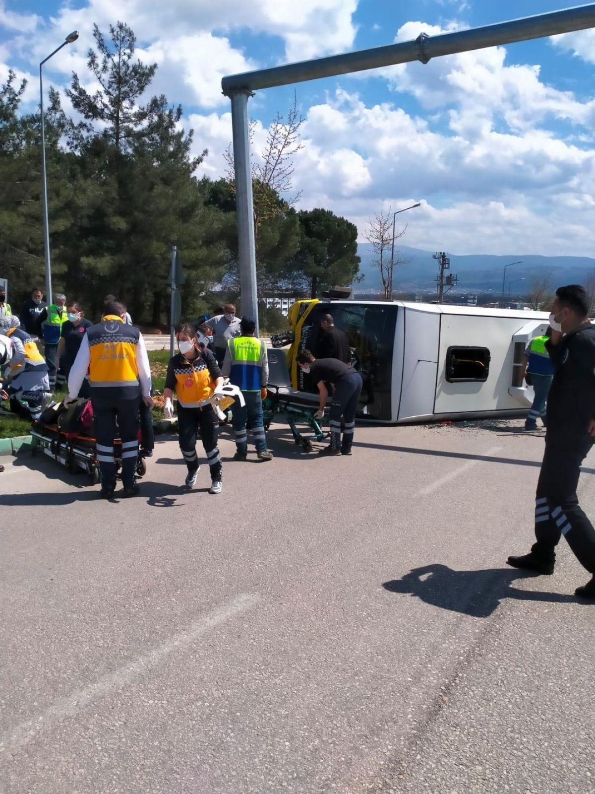 Bursa'da kontrolden çıkan midibüs devrildi: 5 yaralı