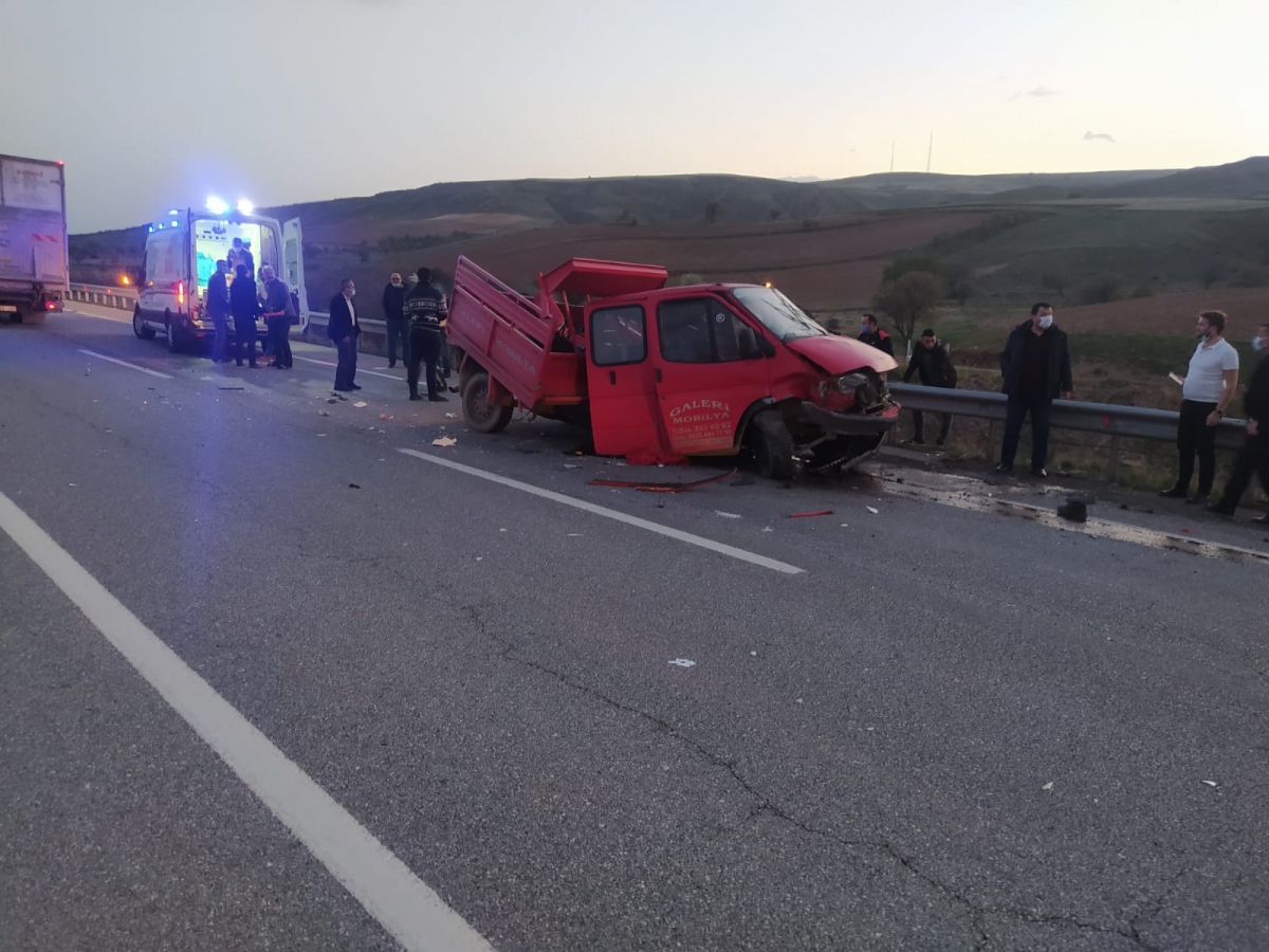 Kırıkkale'de kontrolden çıkan kamyon, kamyonete çarptı