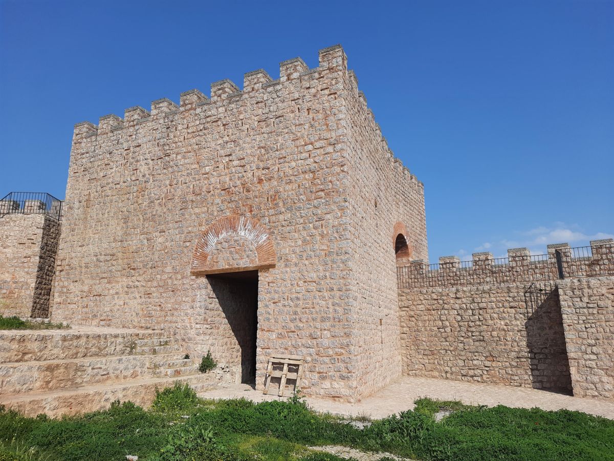 Kocaeli'deki Hereke Kalesi'nde alkol alıp, tarihi sütunu masa yaptılar