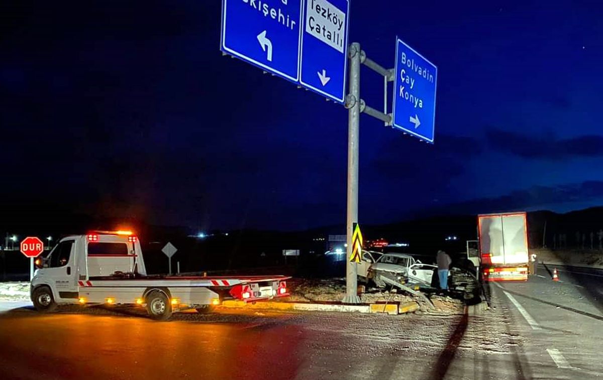 Afyonkarahisar'da otomobil ile tır kavşakta çarpıştı: 3 ölü, 2 yaralı