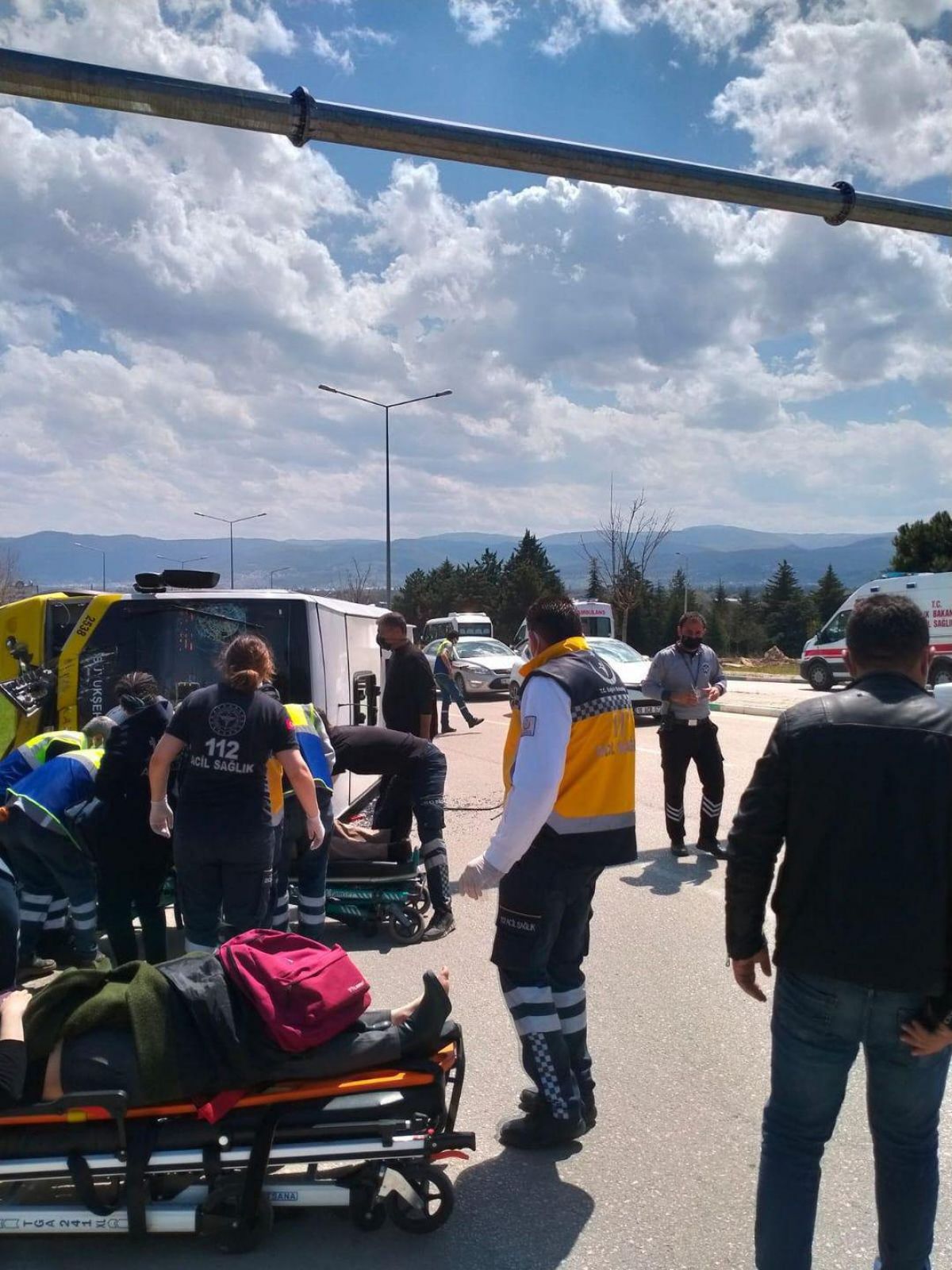 Bursa'da kontrolden çıkan midibüs devrildi: 5 yaralı