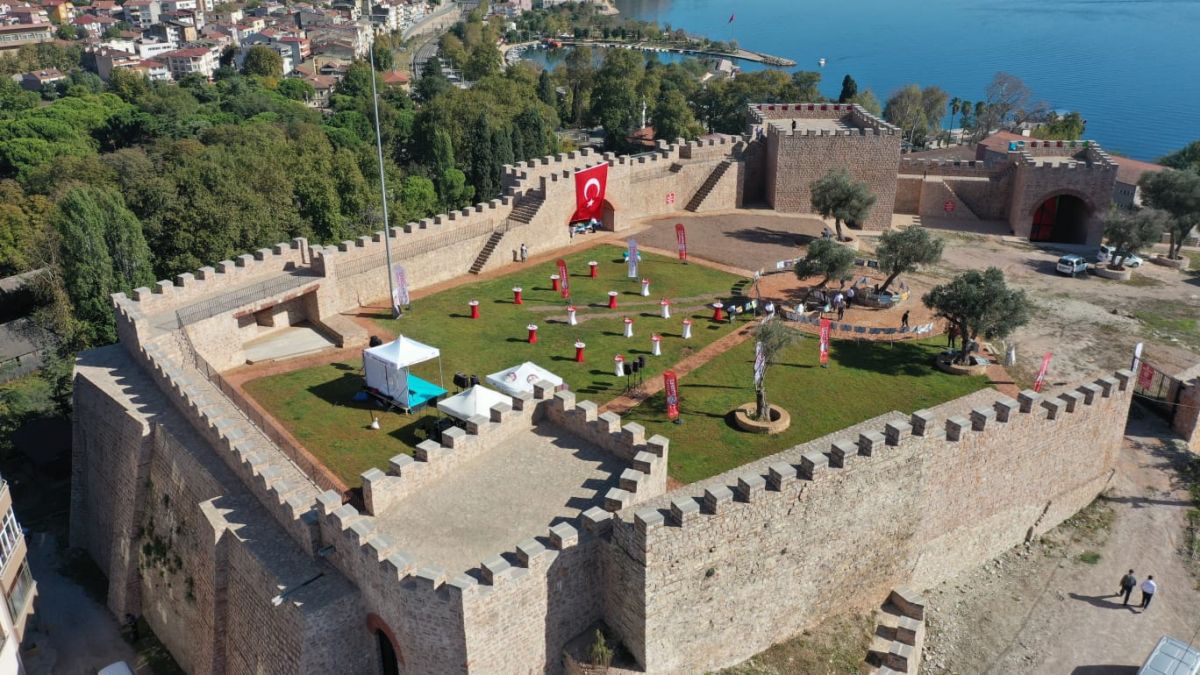 Kocaeli'deki Hereke Kalesi'nde alkol alıp, tarihi sütunu masa yaptılar