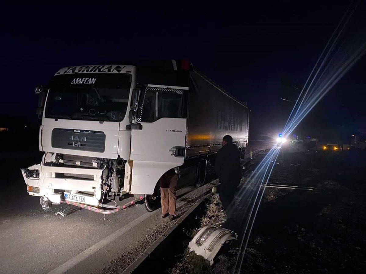 Afyonkarahisar'da otomobil ile tır kavşakta çarpıştı: 3 ölü, 2 yaralı