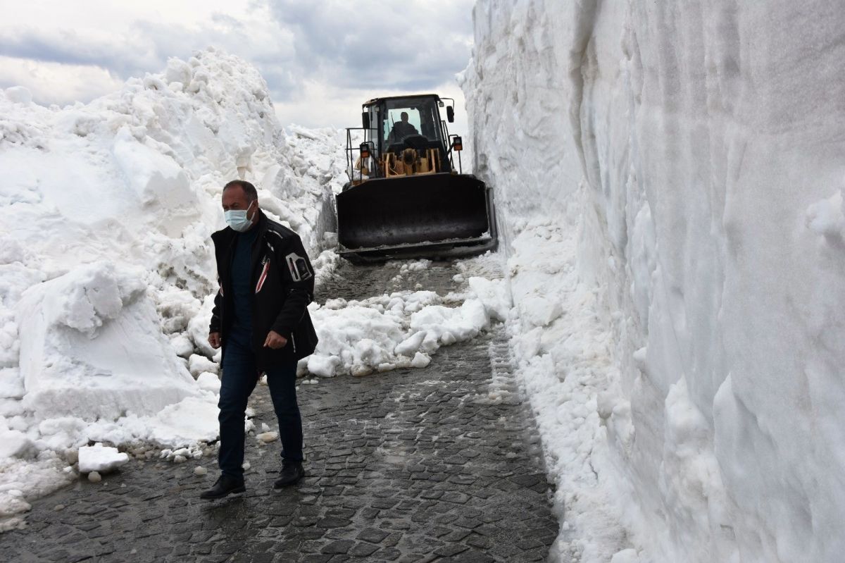 Bitlis’te bahar ayında yolları kapayan 10 metrelik karla mücadele #3