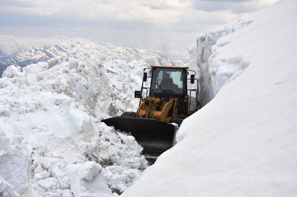 Bitlis’te bahar ayında yolları kapayan 10 metrelik karla mücadele #6