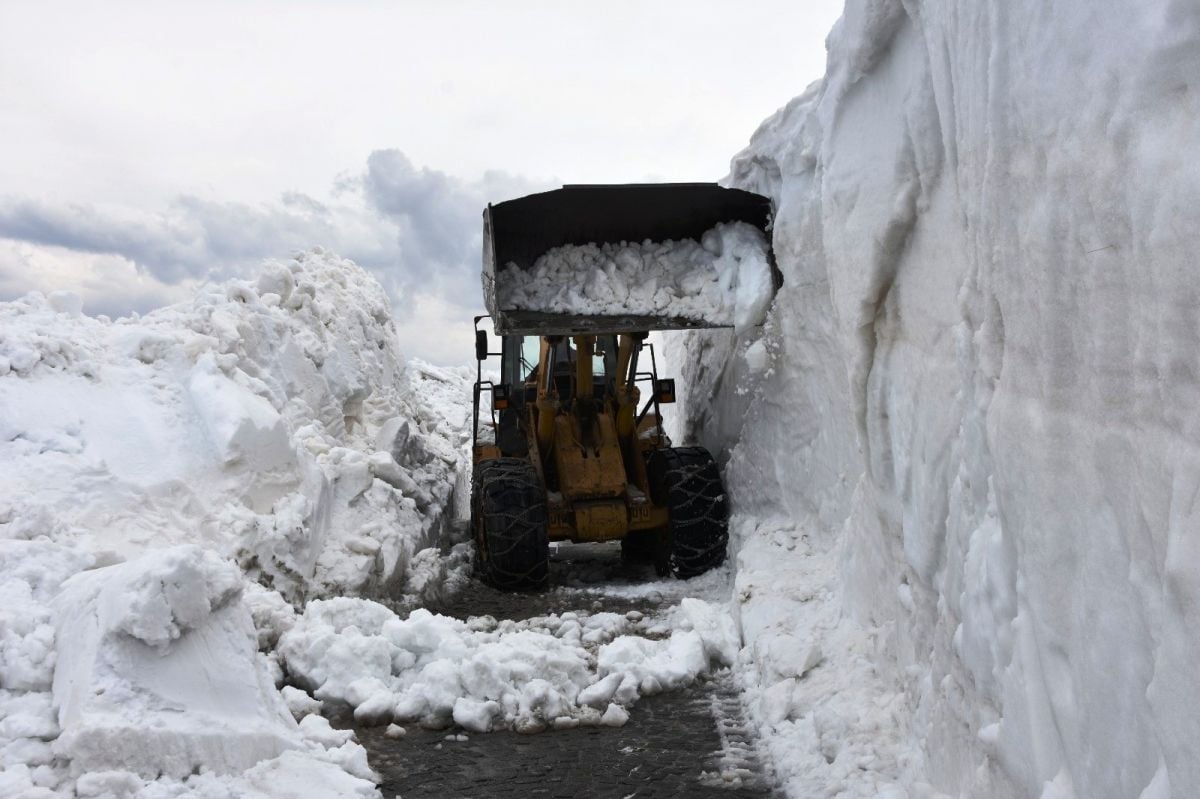 Bitlis’te bahar ayında yolları kapayan 10 metrelik karla mücadele #4