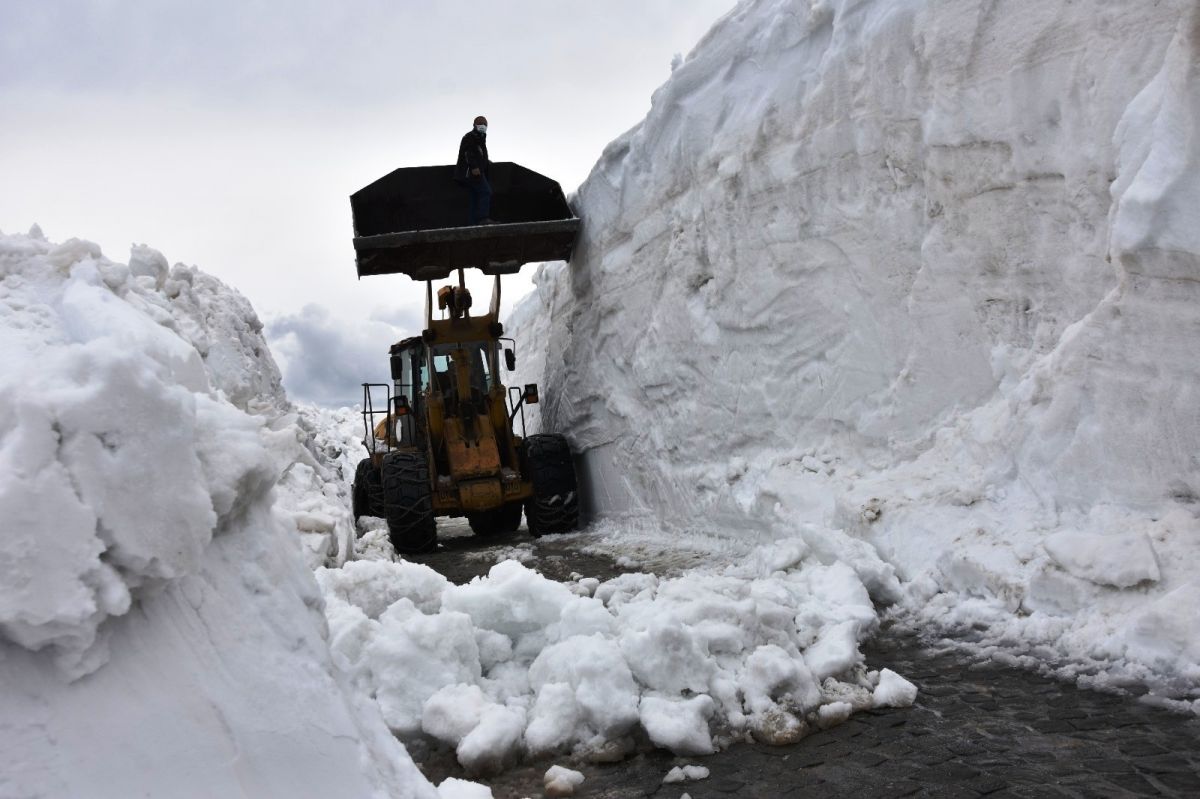 Bitlis’te bahar ayında yolları kapayan 10 metrelik karla mücadele #1