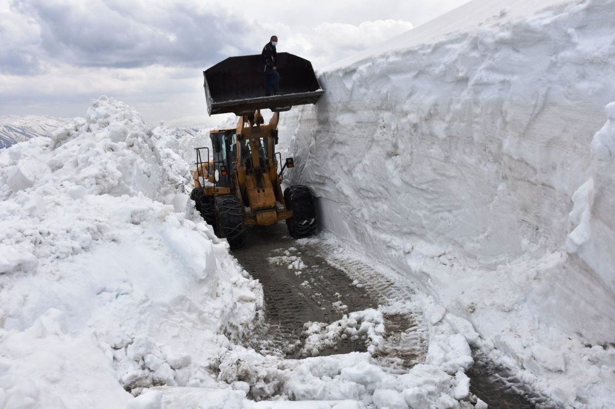 Bitlis’te bahar ayında yolları kapayan 10 metrelik karla mücadele #2