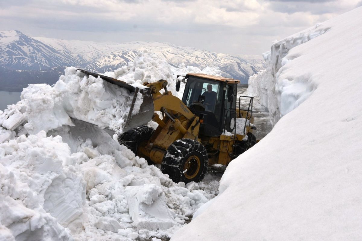 Bitlis’te bahar ayında yolları kapayan 10 metrelik karla mücadele #5