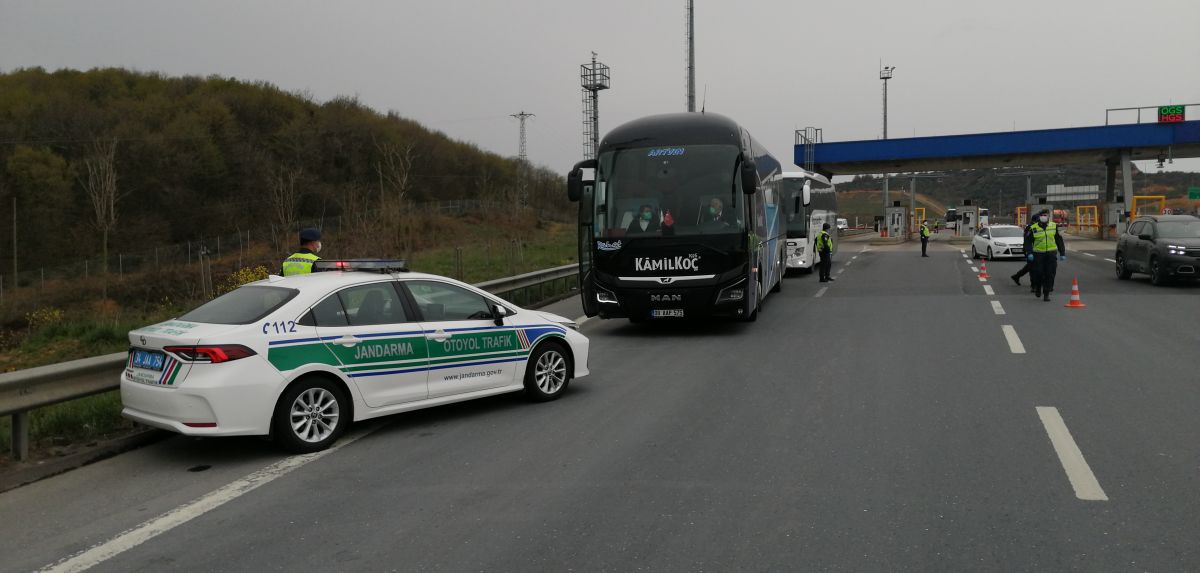İstanbul'da jandarmadan yolcu otobüslerine korona denetimi