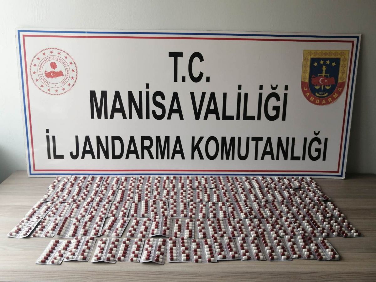 Manisa'da seyyar manav, aracında 1064 adet uyuşturucu ile yakalandı