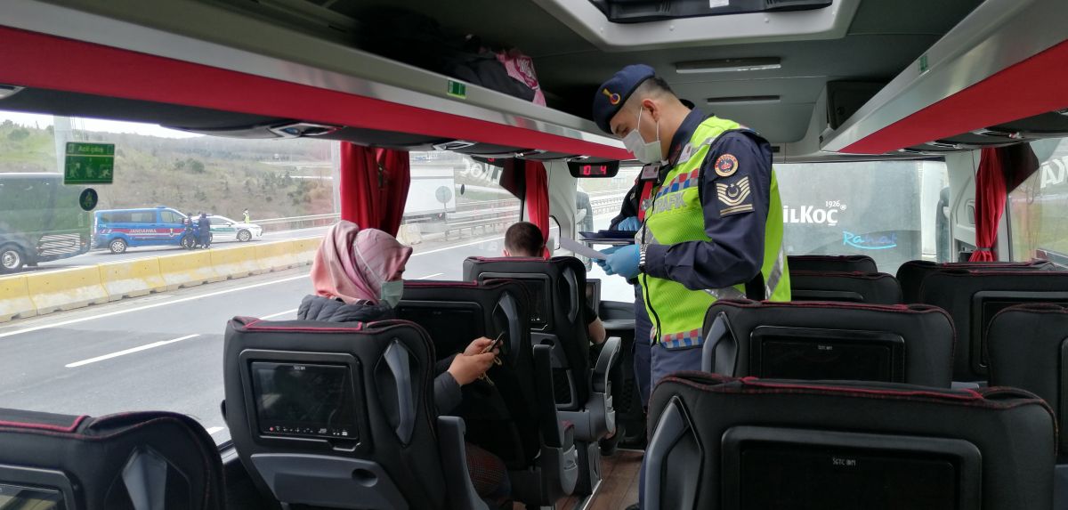 İstanbul'da jandarmadan yolcu otobüslerine korona denetimi