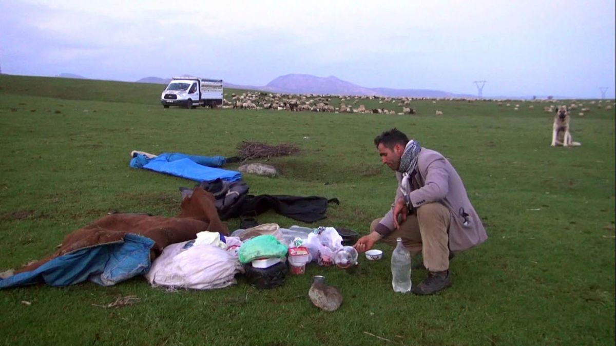 Muşlu çobanların sahuru ve iftarı merada geçiyor