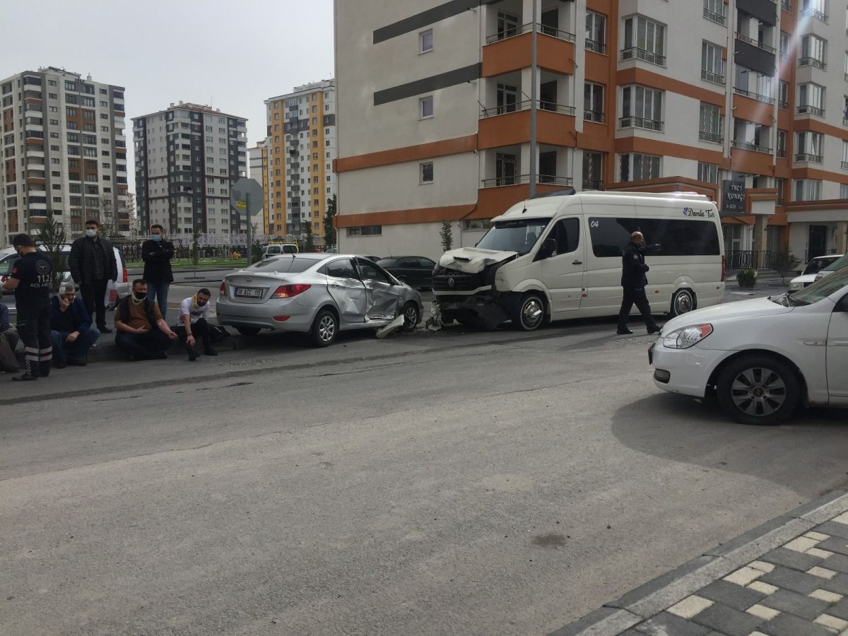 Kayseri'de 4 kişinin yaralandığı kaza kamerada