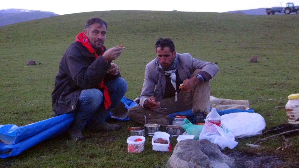 Muşlu çobanların sahuru ve iftarı merada geçiyor