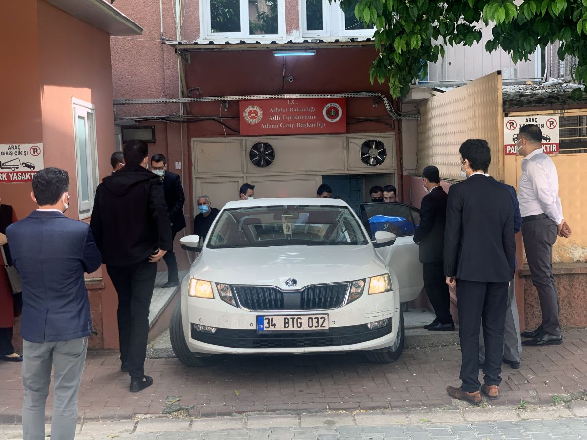 Adana'da kazada ölen bebek, son yolculuğuna baba kucağında uğurlandı