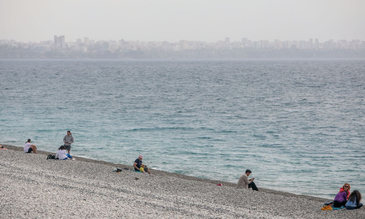 Antalya'da güneşi gören sahile indi