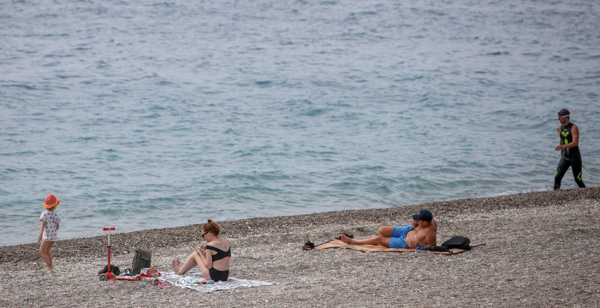 Antalya'da güneşi gören sahile indi