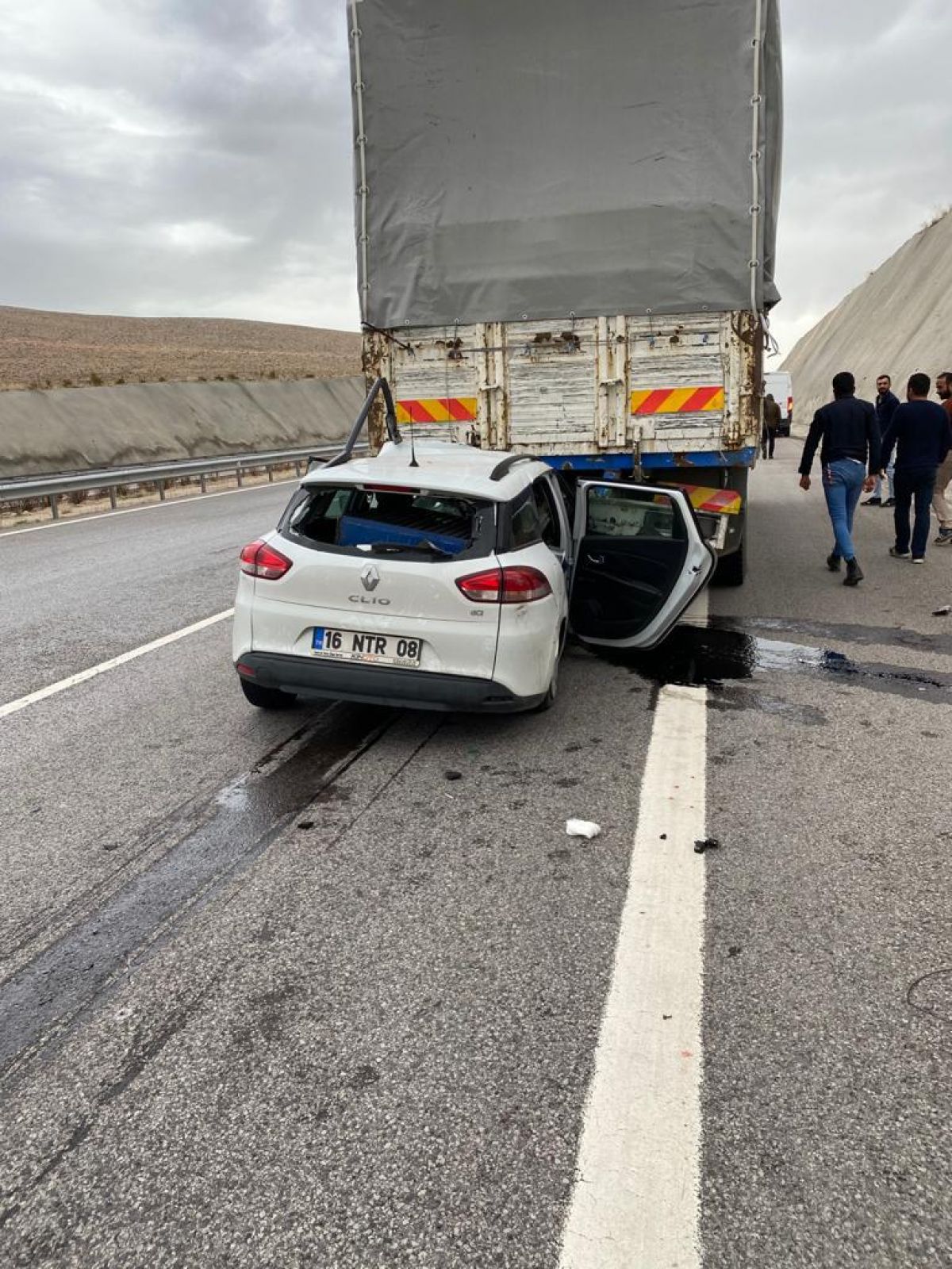 Niğde'de kamyona arkadan çarpan sürücü ağır yaralandı