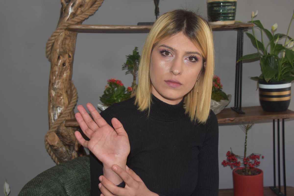 İzmir'de boşanmak isteyen eşini bıçaklayan sanık, hakim karşısına çıktı