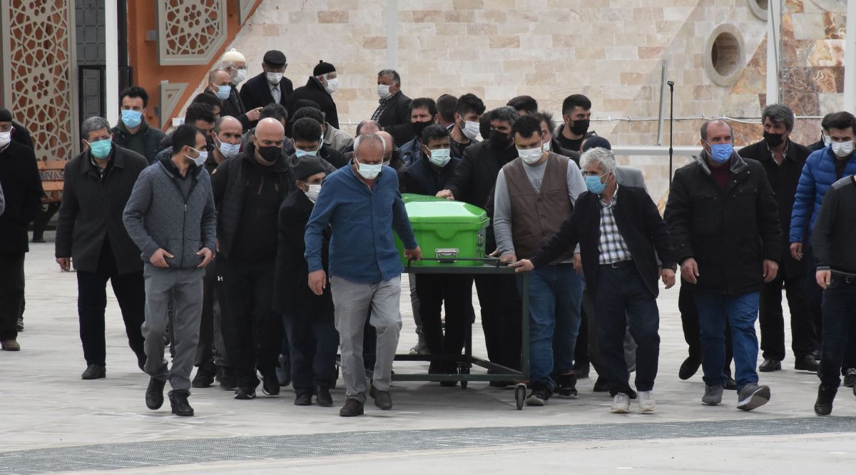 Sivas'ta iftar öncesi yemek kavgasında öldürülen kadın defnedildi