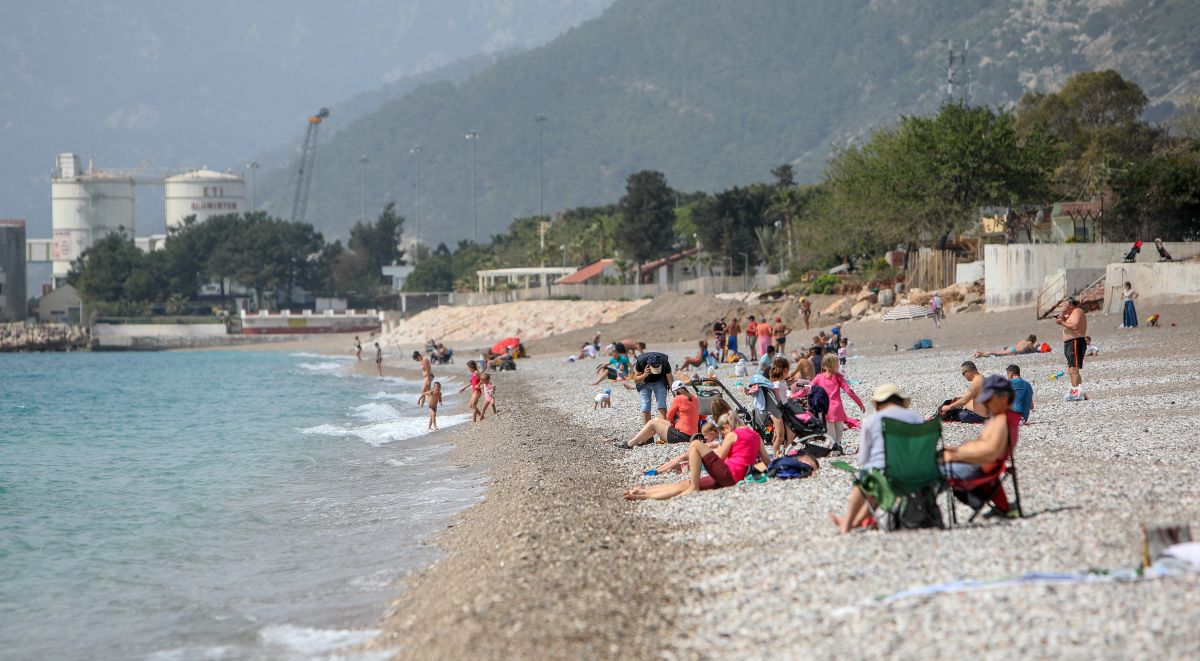 Antalya'da güneşi gören sahile indi