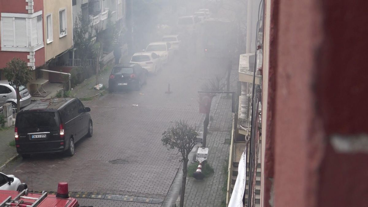 Avcılar'da boş binada ateş yakan evsizler, parkeleri tutuşturdu