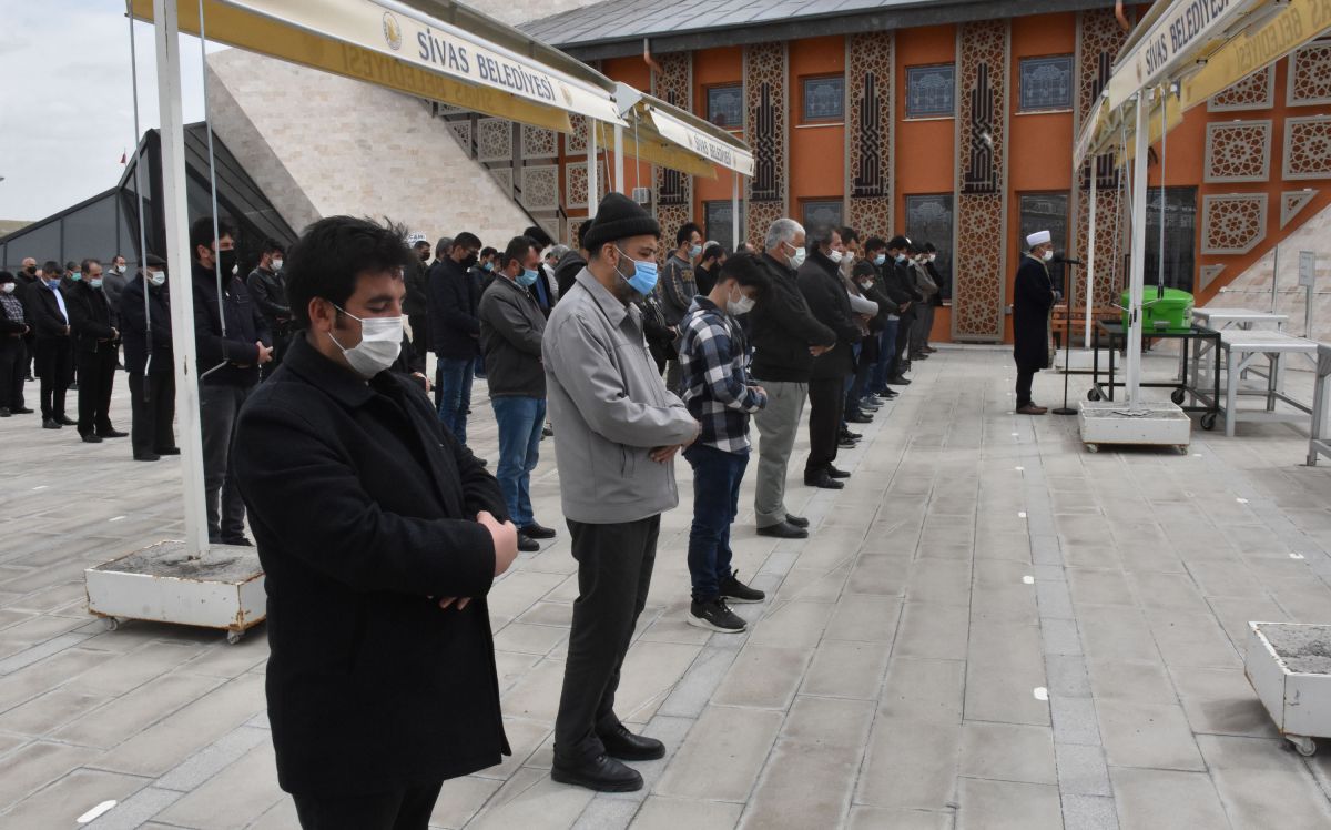 Sivas'ta iftar öncesi yemek kavgasında öldürülen kadın defnedildi