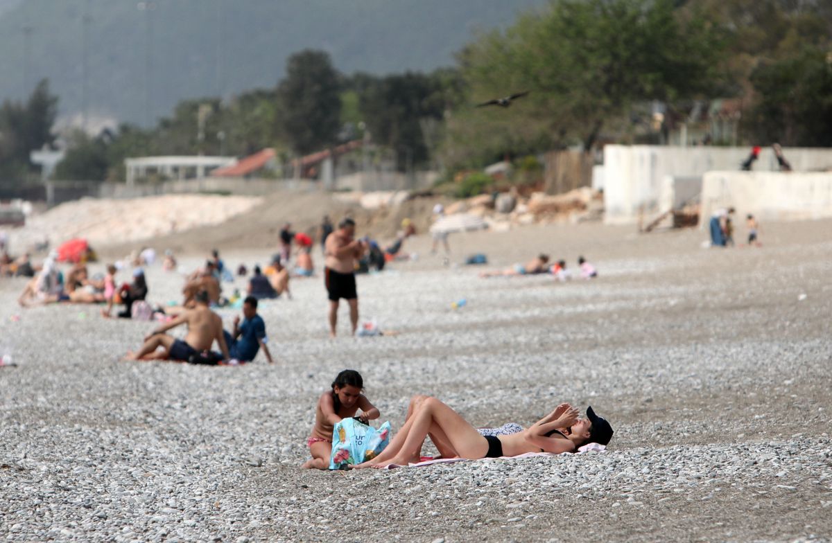 Antalya'da güneşi gören sahile indi