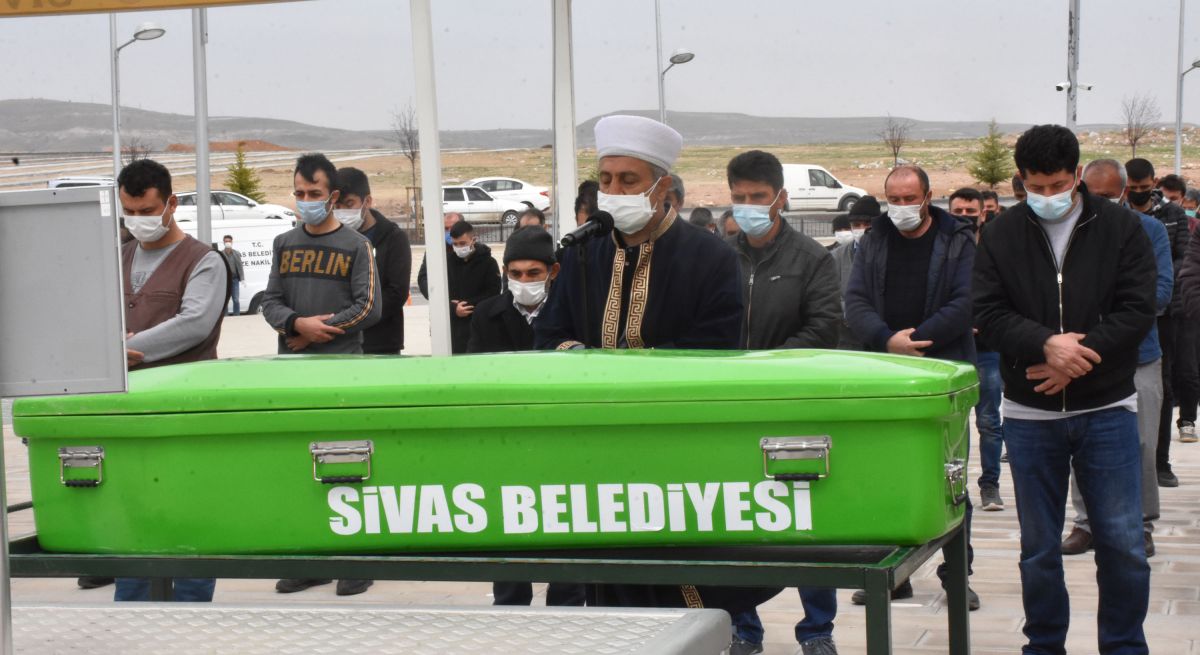 Sivas'ta iftar öncesi yemek kavgasında öldürülen kadın defnedildi