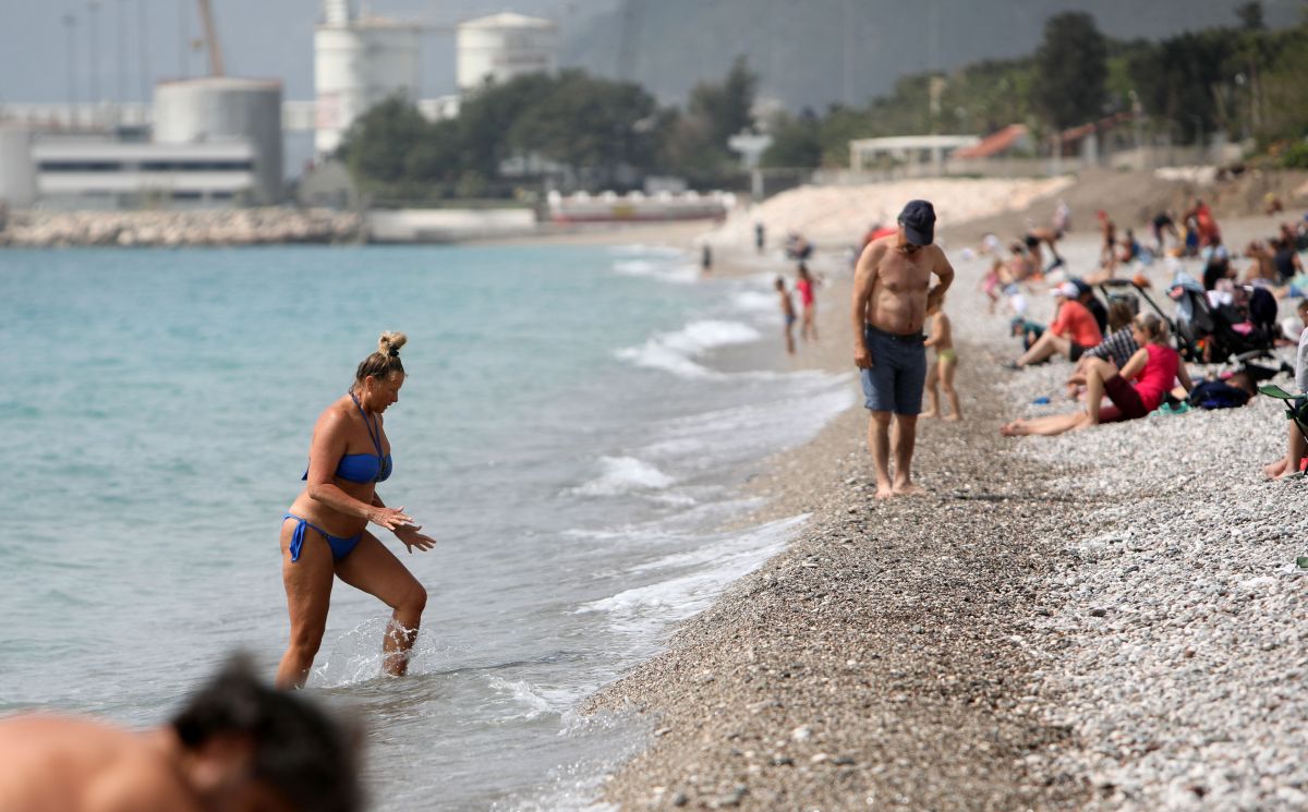 Antalya'da güneşi gören sahile indi