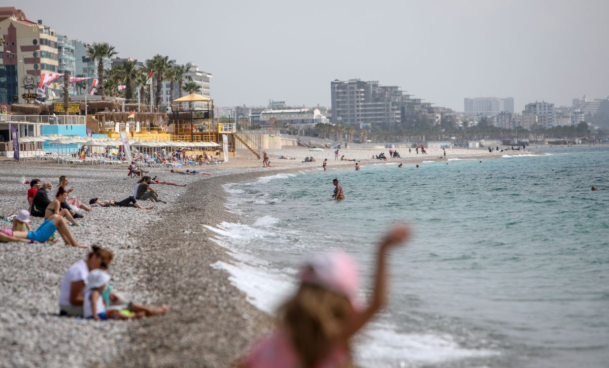 Antalya'da güneşi gören sahile indi