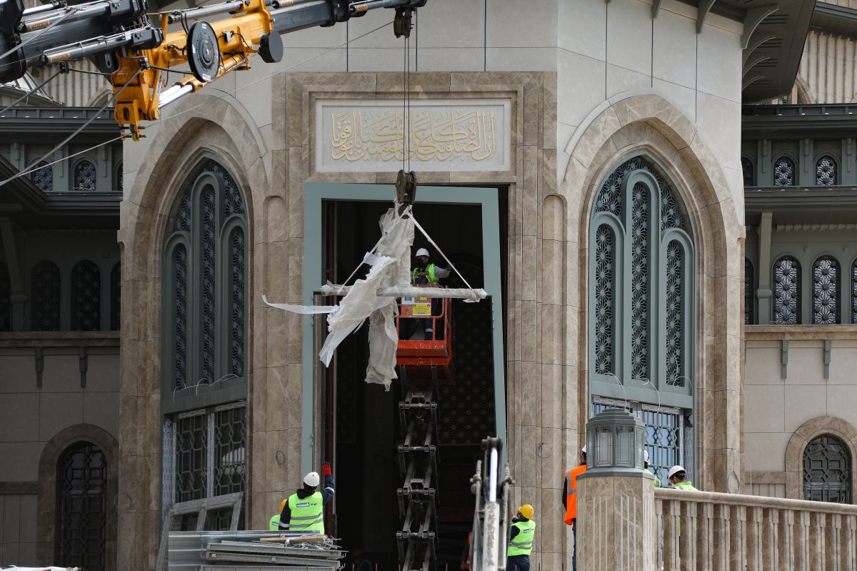 Taksim Camii'nin dev avizesi ile kapısının kasası takıldı