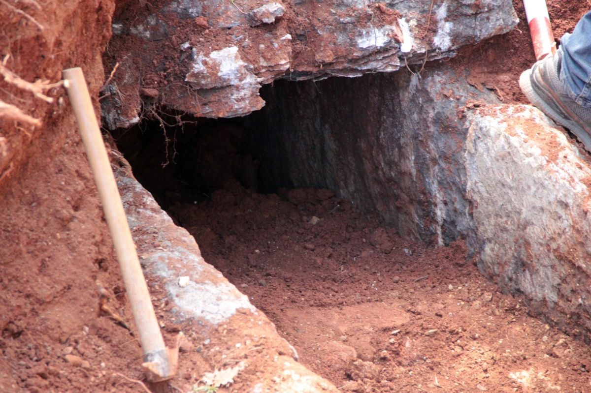 Muğla'da su kanalı kazısında antik mezar bulundu