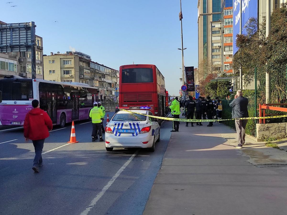 Beşiktaş'ta çift katlı otobüs kaza yaptı