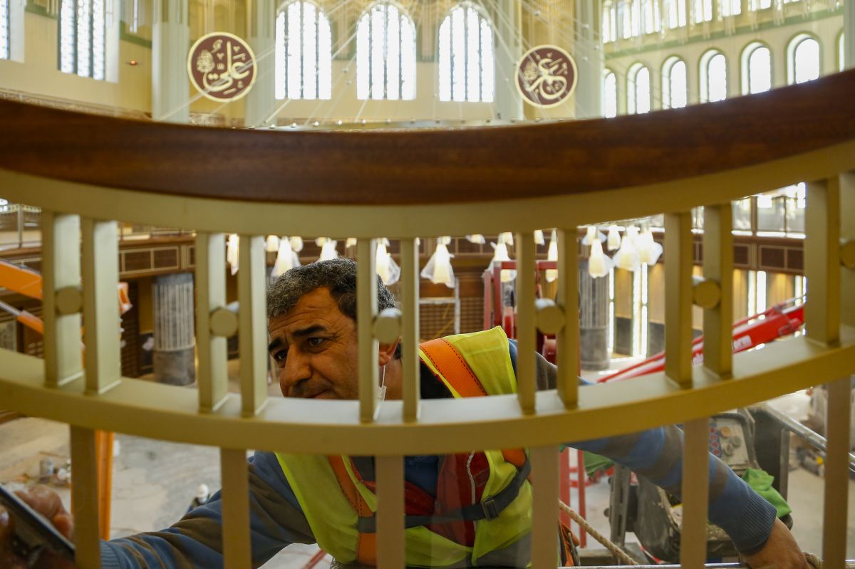 Taksim Camii'nin dev avizesi ile kapısının kasası takıldı