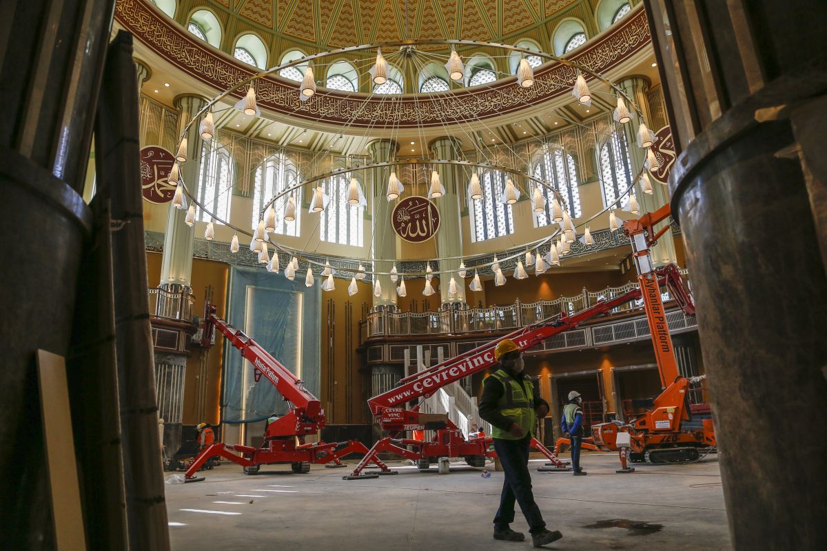 Taksim Camii'nin dev avizesi ile kapısının kasası takıldı