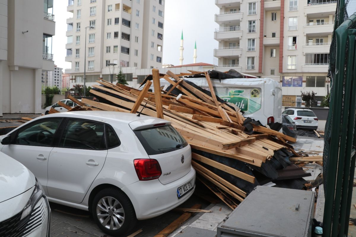 Gaziantep'te çatının uçma anları